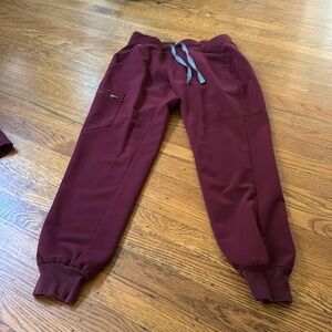 Women’s Figs Zamora jogger in burgundy